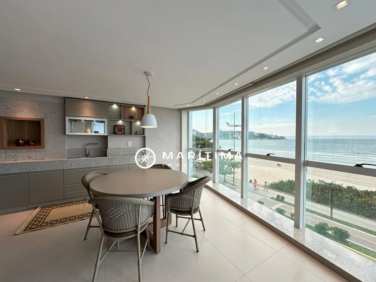 Itapema-SC Frente Mar — 4 Suítes, 290m² — Meia Praia · Itapema