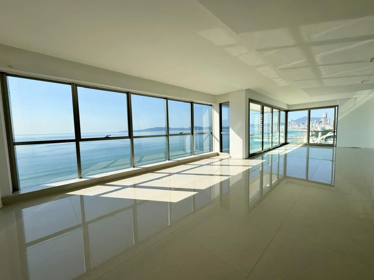 Itapema-SC Apartamento de Luxo à Venda no Centro de Itapema | 5 Suítes | 660m² | Vista Panorâmica | 6 Vagas