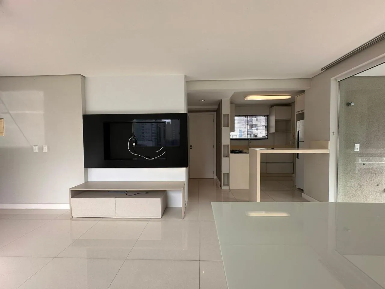 APARTAMENTO SEMI-MOBILIADO PRONTO PRA MORAR NA MEIA PRAIA